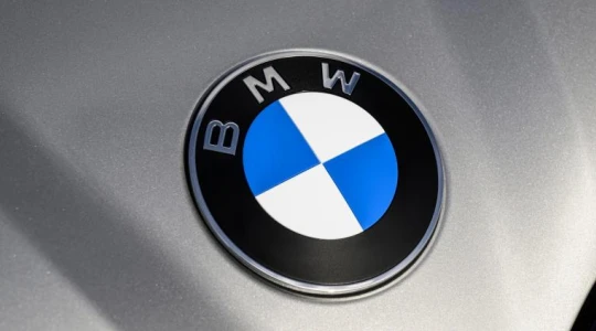 Nowe logo BMW we wszystkich modelach od 1 lutego. Zauważysz różnicę?