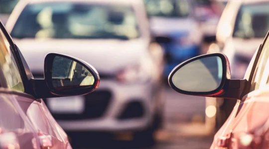 Peugeot szykuje elektryczne coupe, a Mercedes obniża cenę o prawie 40 tys. zł. Co wydarzyło się w weekend w motoryzacji?