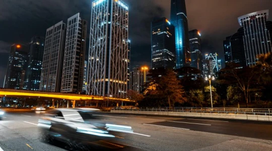 Mandat za ryk silnika? Aktywiści walczą o fotoradary akustyczne w polskich miastach