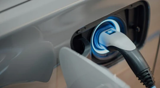 Zmiany w porgramie NaszEauto - otwarcie naboru 20.10.2025 dla firm i instytucji. Czy dotacja do 600 000 zł zmieni transport M2 i N1?