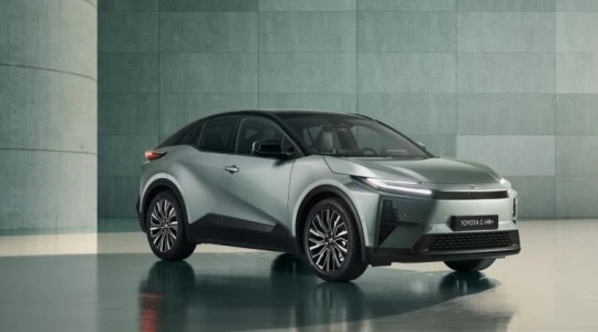 Elektryczny przełom w Toyocie – nowa C-HR+ z napędem 4x4 i mocą ponad 300 KM