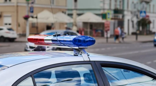 Najdroższy dojazd do pracy w historii. 65 punktów karnych w kilka minut i rozbity radiowóz