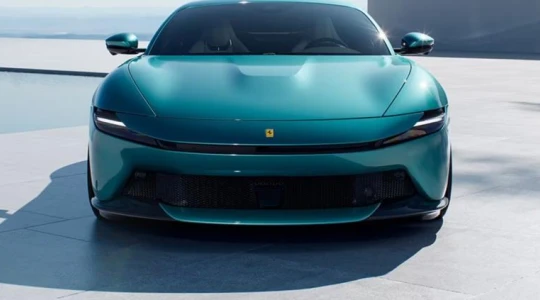 Ferrari Amalfi wygląda jak dzieło sztuki. Silnik V8 rozpędza je do 100 km/h w 3,3 s